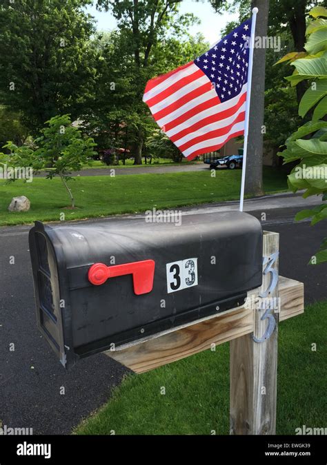 Mailbox american flag hi-res stock photography and images - Alamy