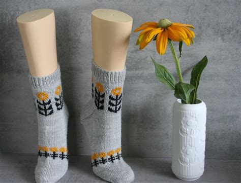 Strickanleitung "Retro Flowers" Socken mit 70er Jahre Muster