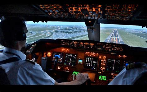 WATCH FLIGHT LANDING ON RUNWAY COCKPIT VIEW