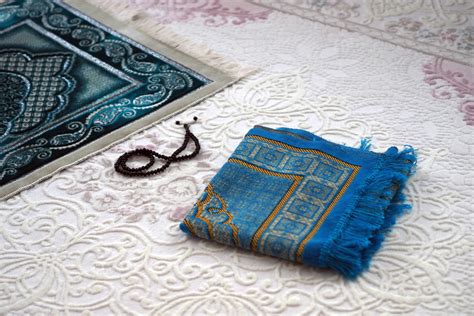 Buy Beautiful Muslim Prayer Rugs in the UK | GiftIslamic