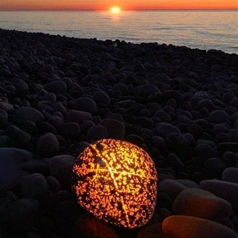 What Are Yooperlites? Updated Guide to Finding Michigan's Glowing Rock ...