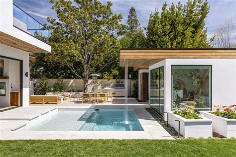 Project Gallery: Modern Pool Connects California Home with Backyard ...