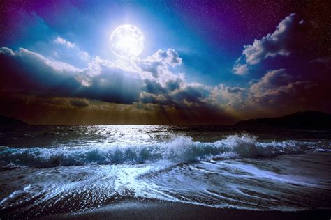 4K Ultra HD Full Moon Ocean Waves