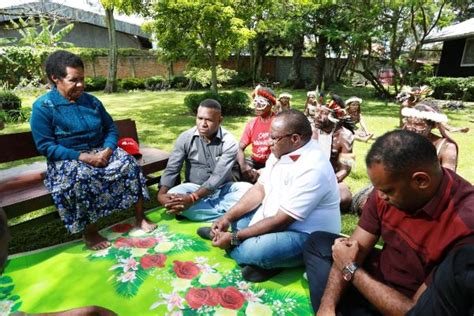 Doa Mama Hokolue Hantarkan JWW Jadi Gubernur Papua - PapuaSatu.com