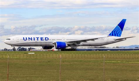 United Airlines Boeing 777-300(ER) N2251U – v1images Aviation Media