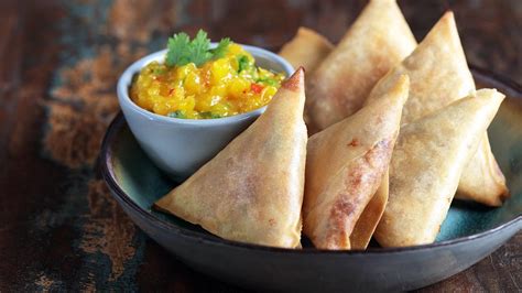 Smoked Chicken Samosa with Mango Chutney | Unilever Food Solutions