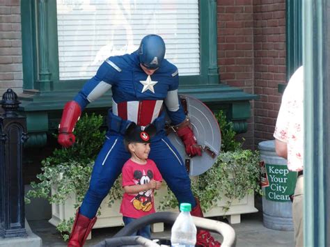 VIDEO: Captain America and Spider-Man meet and greet together at Disney ...