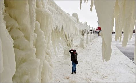 Lake Michigan’s Famous Frozen Lighthouses - Snow Addiction - News about ...