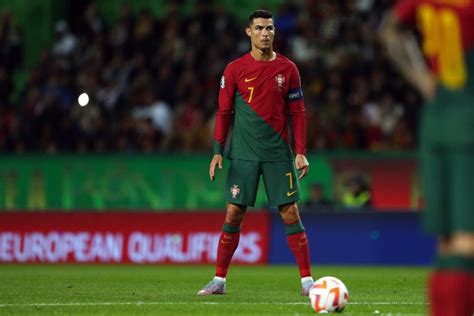 Cristiano Ronaldo diz que 'nunca abdicará' de jogar por Portugal - Folha PE