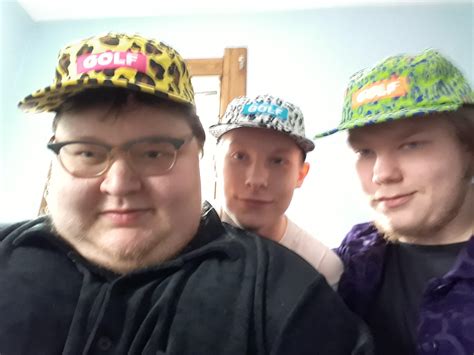 apandah face reveal with his friends : r/Apandah