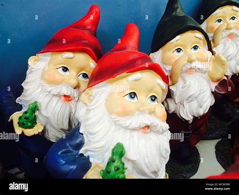 Gnome statues hi-res stock photography and images - Alamy