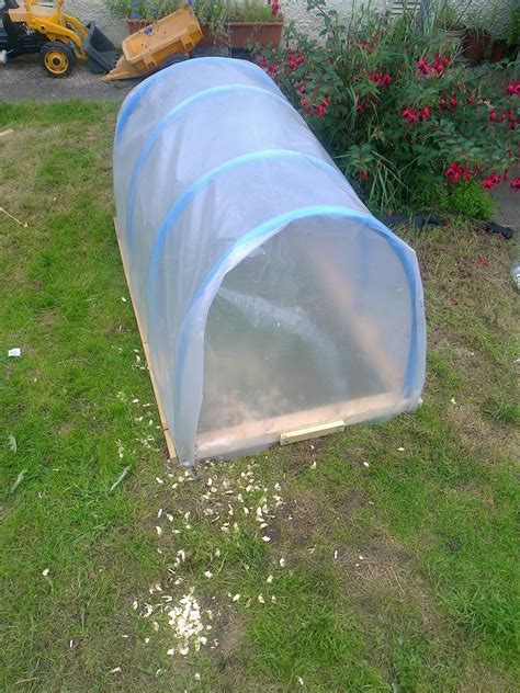 Organic Gardening HQ: How to build a small polytunnel for seedlings and other small plants