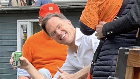 VIDEO: Mark Rutte gaat viral op TikTok door pilsje op Koningsdag