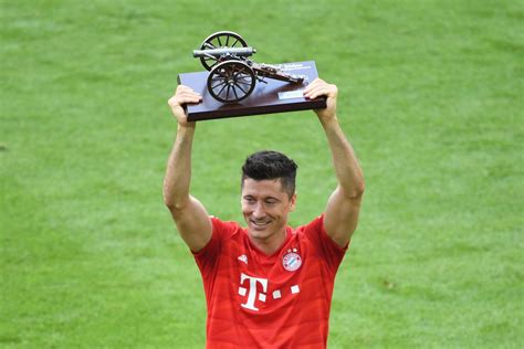 Lewandowski Goal Celebration : Robert Lewandowski | Celebration Skills/Goals | 2K19 - YouTube ...