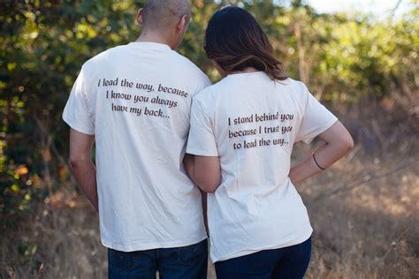 Smukt smil pige: Cute matching shirt ideas for couples