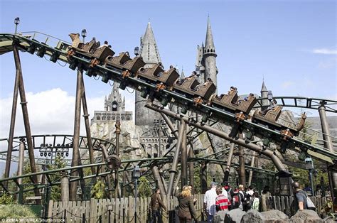 The new magical kingdom: Harry Potter World opens in Hollywood | Universal parks, Universal ...