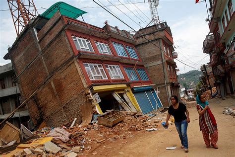 Nepal: Buildings lean precariously in aftermath of second earthquake ...