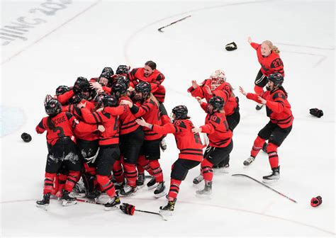 Gold-winning canadian womens hockey team scores a victory for ...