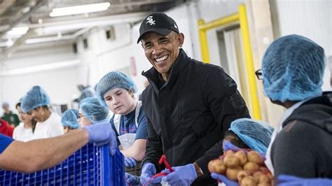 Barack Obama surprises Chicago food bank ahead of Thanksgiving - ABC News