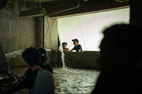 Intip Foto Behind The Scene Adegan Banjir di 'Pengabdi Setan 2'