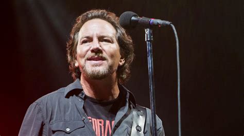 Pearl Jam's Eddie Vedder honors doctor who helps children - TODAY.com