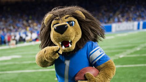 Detroit Lions cheerleaders, mascot to be Silver Bells grand marshals