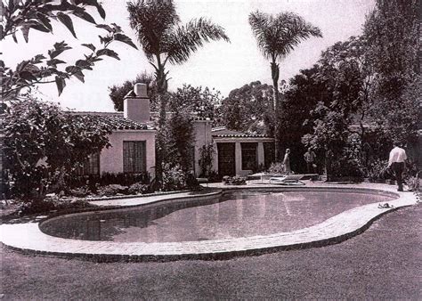 Marilyn Monroe's swimming pool, Fifth Helena Drive, 1962 | Marilyn monroe house, Marilyn ...