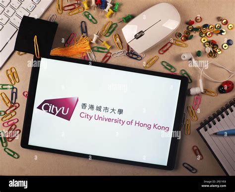 Sur cette photo, un logo de la City University of Hong Kong apparaît sur une tablette Photo ...