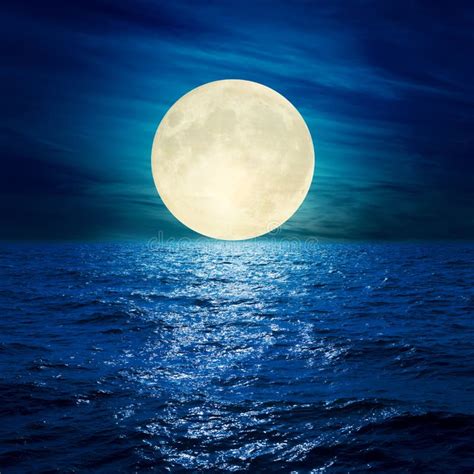 La Luna Piena Dentro Si Rannuvola L'acqua Fotografia Stock - Immagine ...