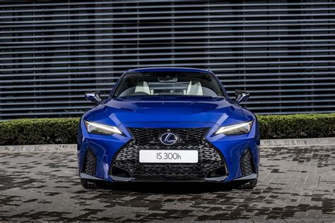 LEXUS IS 300 HYBRID - Driven