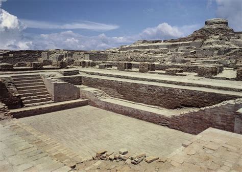 Indus Valley - (Circa 3000 BCE) The Great Bath at Mohenjo-Daro. the great bathe was an advantage ...