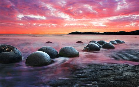 Koekohe Beach / South Island / New Zealand // World Beach Guide