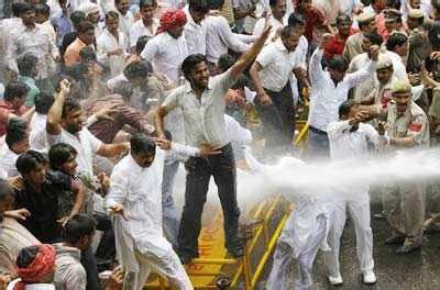 Protesters from the Gujjar community remove police barriers in New Delhi June 1, 2008 - Photogallery