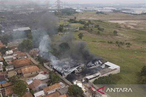 Kebakaran pabrik pengolahan limbah di Cikarang - ANTARA News