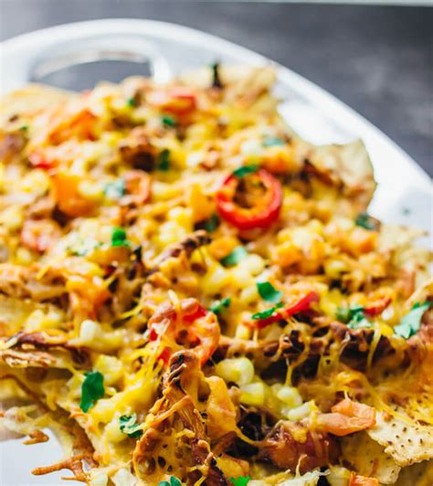 Loaded Mexican nachos with chicken - Savory Tooth