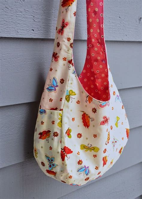 A cute over the shoulder bag tutorial with a free PDF pattern template! | Ikat bag, Hobo bag ...