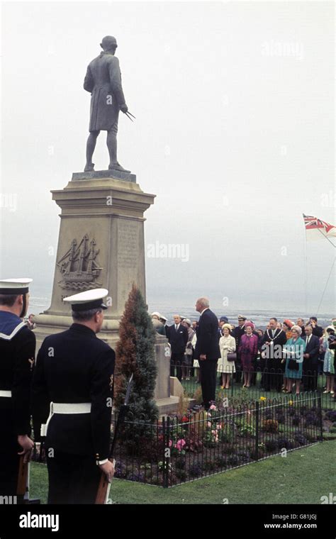 Captain Cook Statue - Whitby Stock Photo - Alamy