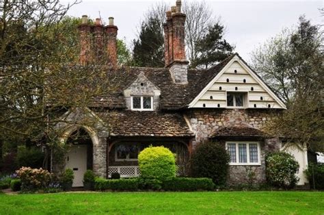 Gorgeous English Cottage-Style Houses - Decor Tips