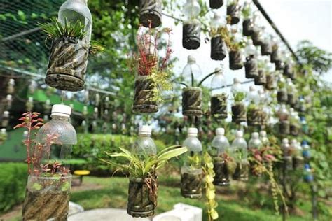 Inilah 10 Inspirasi Menghias Kebun dan Taman Bunga Menggunakan Botol ...