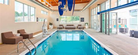 North Olmsted Hotels with Gym & Indoor Pool | Aloft Cleveland Airport