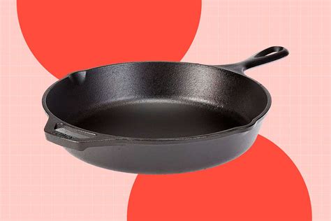 This 5-Star Rated Cast-Iron Lodge Skillet Is Just $20 Right Now