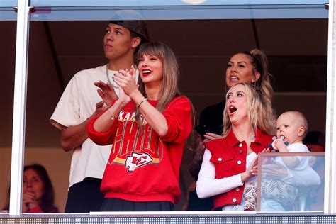 Photos of Taylor Swift Cheering for Travis Kelce at Kansas City Chiefs ...