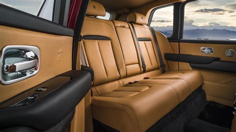 Rolls-Royce Cullinan Interior Layout & Technology | Top Gear