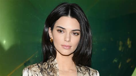 How Kendall Jenner’s Makeup Artist Refreshes Her Foundation With ...