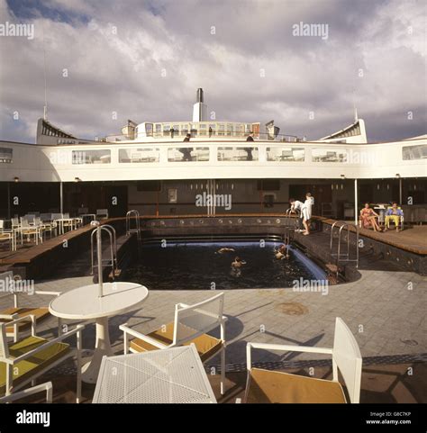 Qe2 cunard qe2 liner hi-res stock photography and images - Alamy