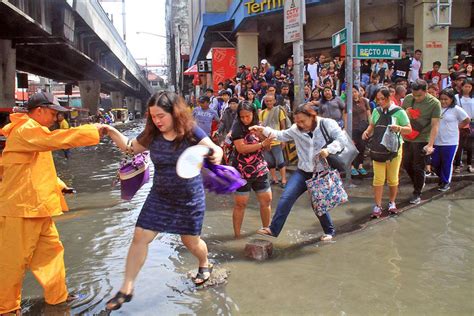 Life goes on despite floods in Metro Manila | Photos | GMA News Online