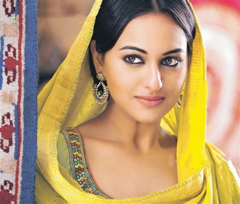 Sonakshi Sinha saree Dresses and Makeup Styles | Fashion, Health and ...