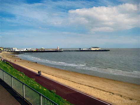 Clacton-On-Sea Pier. by NaitoHoshi on DeviantArt