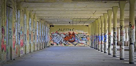 Free graffiti wall abandoned building | Free Photo - rawpixel