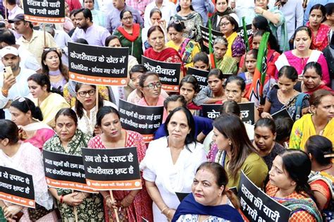 New Delhi : BJP members and leaders stage a protest against Delhi ...